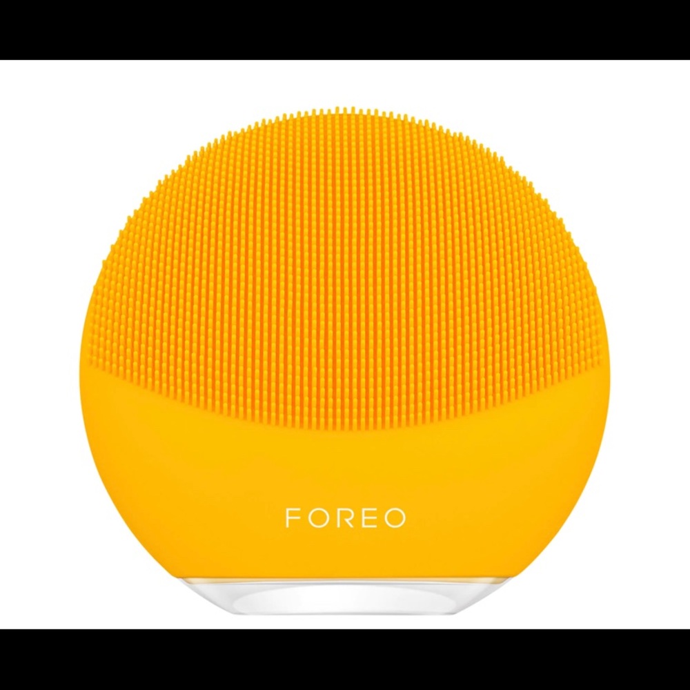 FOREO LUNA™ Play. Face cleansing device. Sunflower yellow.